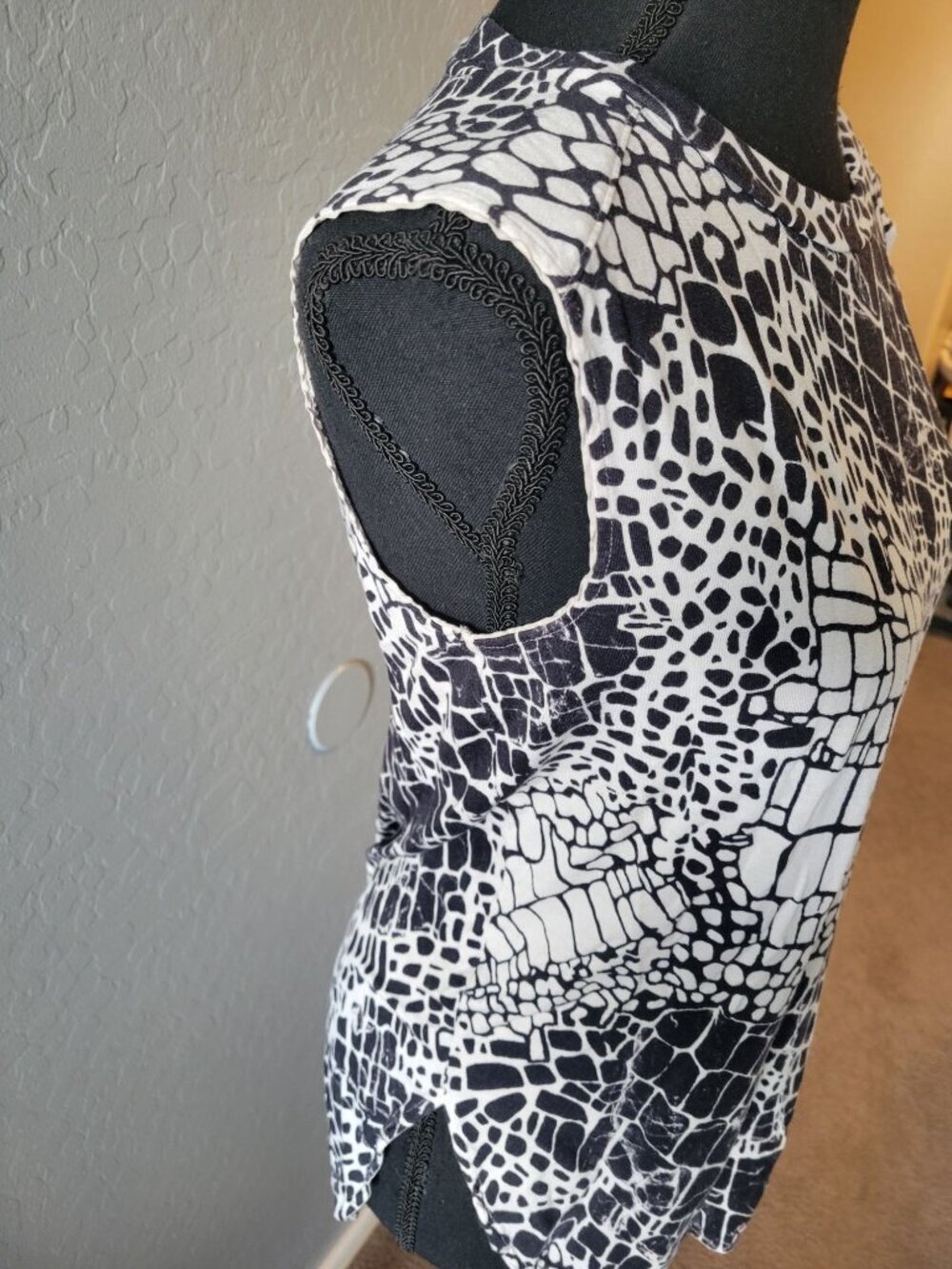 Vince Sleeveless Black& White Geometric Pattern  Size S Lightweight Casual - Picture 4 of 8